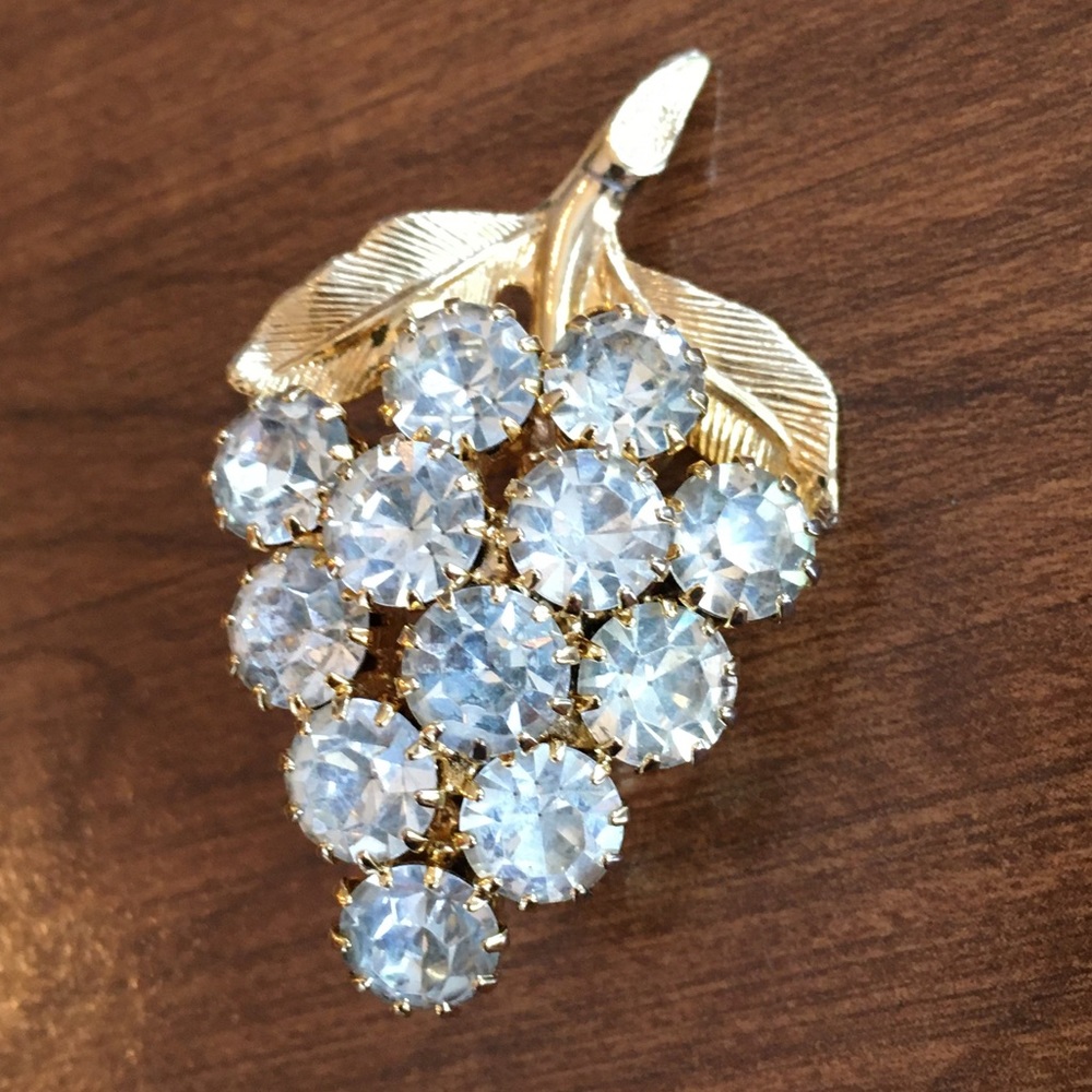 2/$15 VTG glass rhinestone grape cluster Brooch